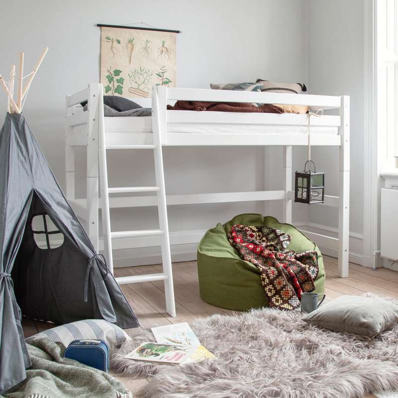 Hoppekids ECO Luxury - Mellanhög säng - Skrå Stege - Flera Storlekar - Vit 
